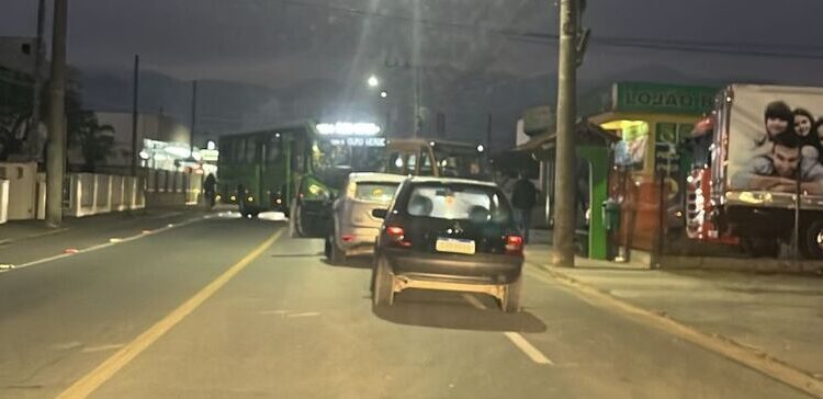 Motociclista que colidiu com ônibus morre no hospital em Jaraguá do Sul