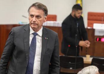 Moraes decreta prisão domiciliar de Bolsonaro