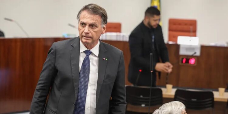Moraes decreta prisão domiciliar de Bolsonaro