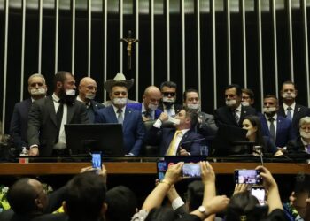 Motta envia pedido de afastamento de 15 deputados após ocupação na Câmara