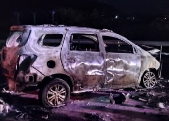 Carro pega fogo após colidir na mureta em Guaramirim
