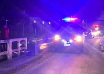 Motociclista colide na mureta de ponte e cai no rio em Schroeder