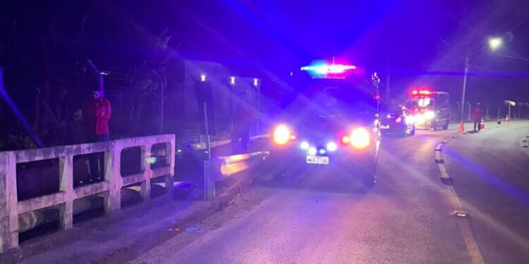 Motociclista colide na mureta de ponte e cai no rio em Schroeder