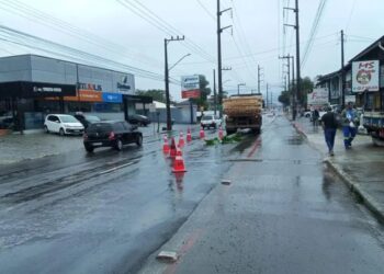 Buraco na pista: Samae realiza manutenção emergencial em Jaraguá do Sul