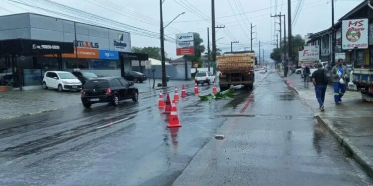 Buraco na pista: Samae realiza manutenção emergencial em Jaraguá do Sul