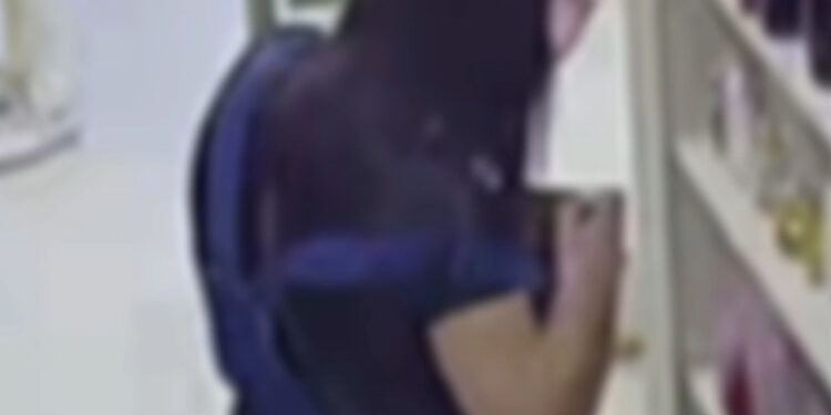 [Vídeo] Mulher furta perfume e maquiagem de loja ‘pra ficar bonita’, mas é pega em Guaramirim