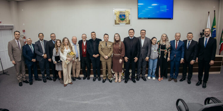[Fotos] Paróquia Senhor Bom Jesus, Macol Mannes Comercial e Major Edson recebem Comenda Peabiru em Guaramirim