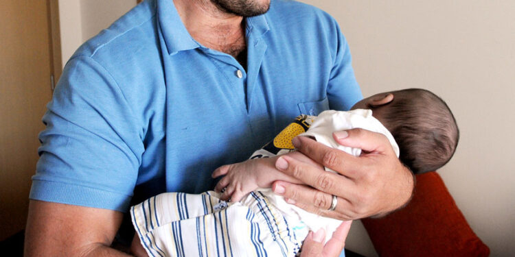 Licença-paternidade no Brasil pode saltar de 5 para 60 dias