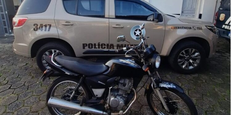 Polícia Militar recupera moto furtada e prende homem em Jaraguá do Sul