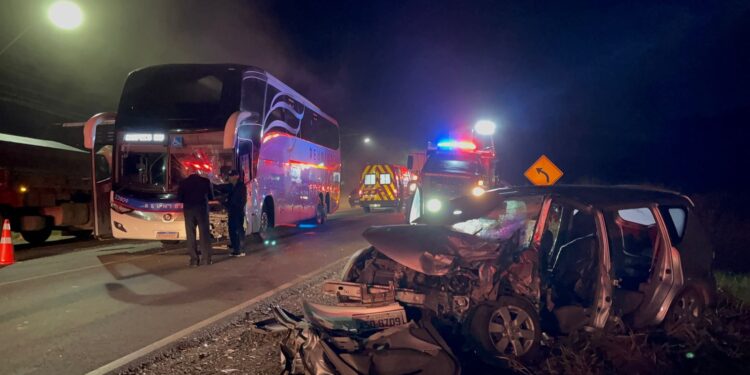 [Vídeo] Acidente grave envolvendo carro e ônibus é registrado na SC-108, em Guaramirim