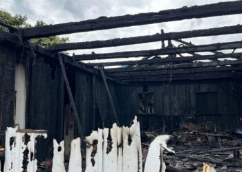 Morador que perdeu tudo após incêndio em Guaramirim pede ajuda
