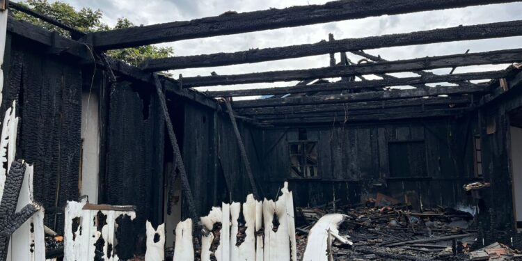 Morador que perdeu tudo após incêndio em Guaramirim pede ajuda