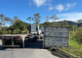 [Vídeo] Carreta é destombada na SC-108, em Guaramirim