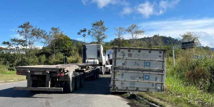[Vídeo] Carreta é destombada na SC-108, em Guaramirim