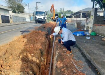Samae executa obra na Rua Benjamin Stein, em Jaraguá do Sul