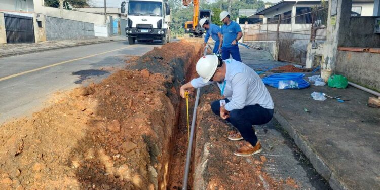 Samae executa obra na Rua Benjamin Stein, em Jaraguá do Sul