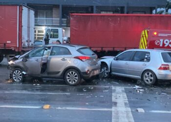 Dois veículos batem no Trevo do Relógio, em Guaramirim, e uma pessoa vai parar no hospital