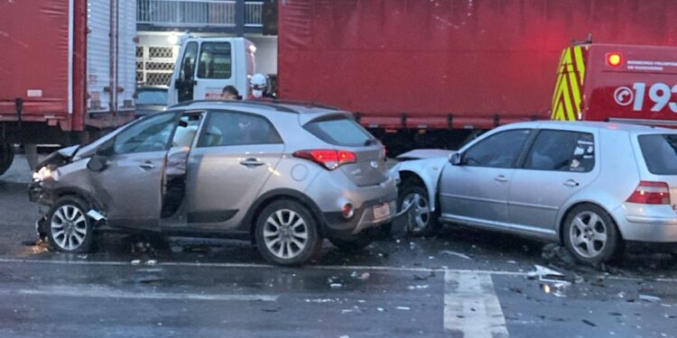 Dois veículos batem no Trevo do Relógio, em Guaramirim, e uma pessoa vai parar no hospital