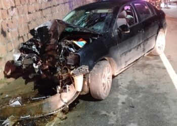 Motorista tem diversos ferimentos ao colidir carro no poste em Jaraguá do Sul