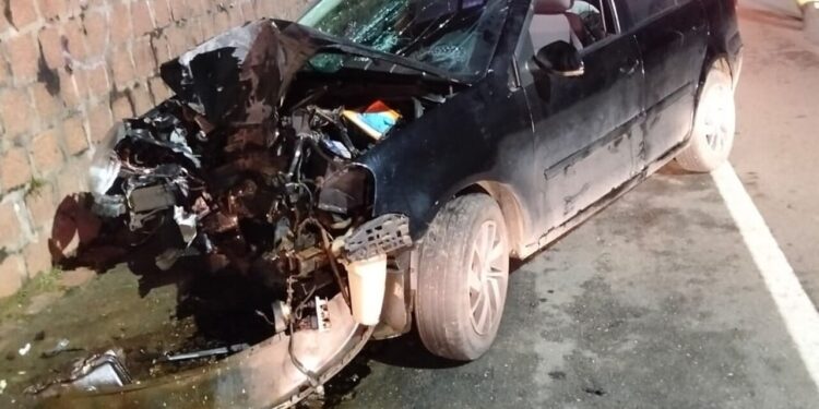 Motorista tem diversos ferimentos ao colidir carro no poste em Jaraguá do Sul