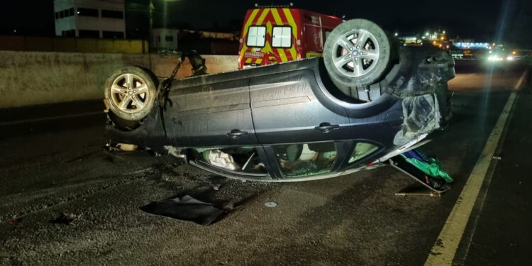 Motorista fica ferido após capotamento em Guaramirim