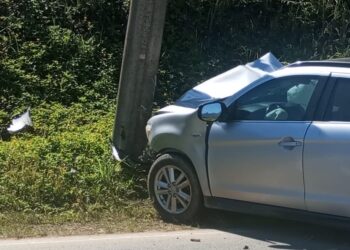 Motorista fica ferido ao colidir carro no poste em Corupá