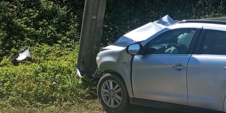 Motorista fica ferido ao colidir carro no poste em Corupá