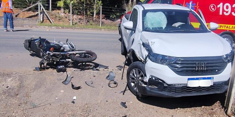 Motociclista tem fratura após acidente com carro em Schroeder