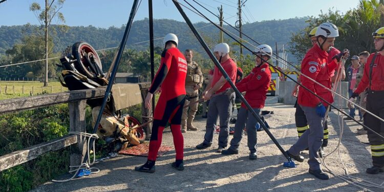 [Vídeo] Moto furtada é retirada de rio em Guaramirim