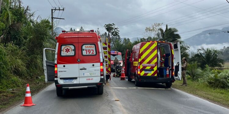 [Fotos] Motociclista morre após grave acidente em Jaraguá do Sul