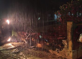 Carro capota e bate contra muro em Schroeder