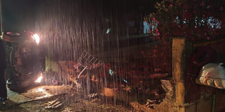 Carro capota e bate contra muro em Schroeder