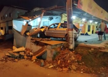 Três homens ficam feridos após carro bater contra comércio em Guaramirim