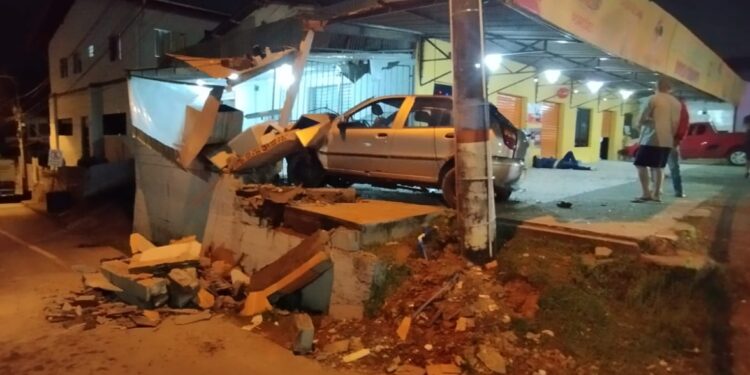 Três homens ficam feridos após carro bater contra comércio em Guaramirim