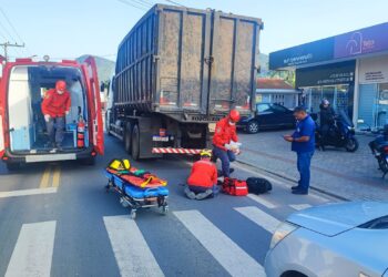Motociclista fica ferido após colisão com caminhão em Schroeder