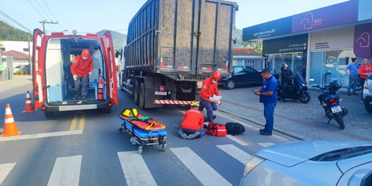 Motociclista fica ferido após colisão com caminhão em Schroeder