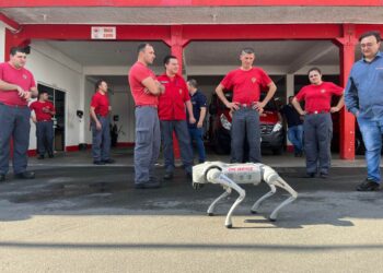 Empresa CNC Service apresenta cachorro robô aos bombeiros voluntários de Jaraguá do Sul