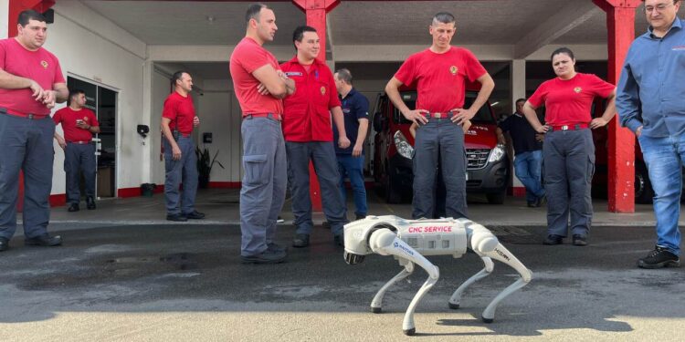 Empresa CNC Service apresenta cachorro robô aos bombeiros voluntários de Jaraguá do Sul