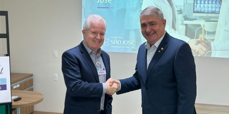 Lunelli entrega emenda de R$ 1,2 milhão ao Hospital São José em Jaraguá do Sul