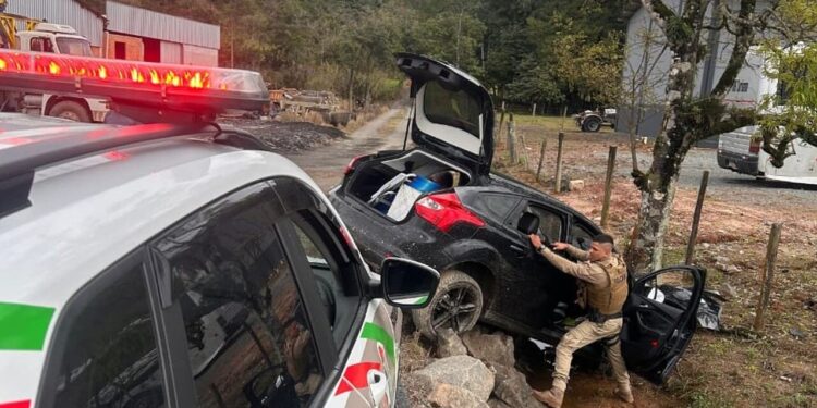 Motorista foge da polícia por cerca de 20 quilômetros e bate carro na Rodovia do Arroz