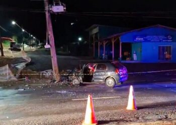 Motorista perde controle de carro e bate contra poste em Jaraguá do Sul