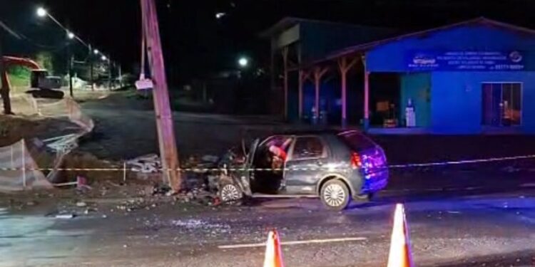 Motorista perde controle de carro e bate contra poste em Jaraguá do Sul