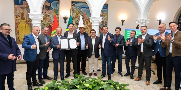 Santa Catarina e Paraná assinam acordo sobre royalties do petróleo que vai garantir obras de infraestrutura