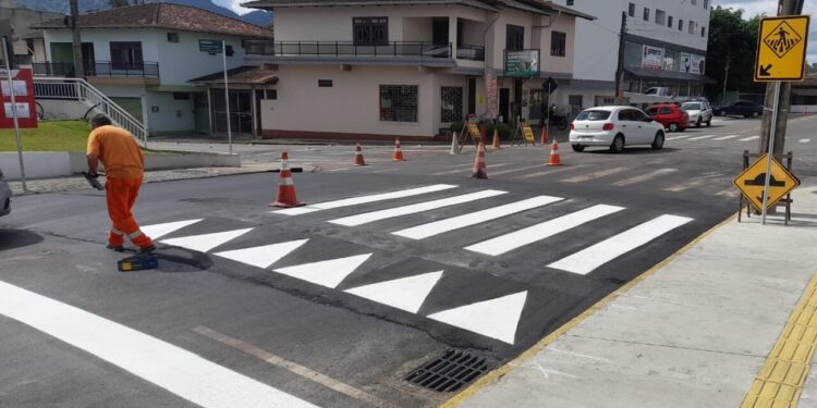 Jaraguá do Sul terá novos canteiros e faixa elevada em ruas estratégicas a partir deste sábado