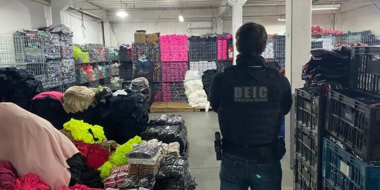 Operação da Polícia Civil apreende R$ 20 milhões de roupas falsificadas em SC