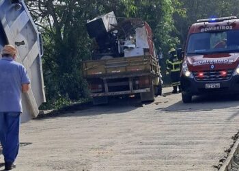 Mecânico fica ferido ao ser atingido por caminhão em Guaramirim