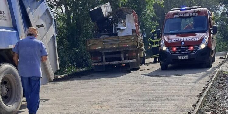 Mecânico fica ferido ao ser atingido por caminhão em Guaramirim