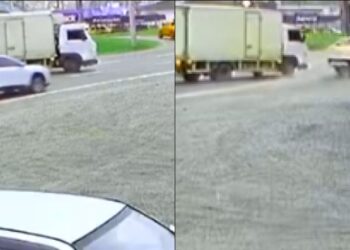 [Vídeo] Carro desvia de caminhão e bate contra placa no trevo do relógio em Guaramirim