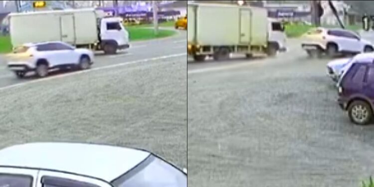 [Vídeo] Carro desvia de caminhão e bate contra placa no trevo do relógio em Guaramirim
