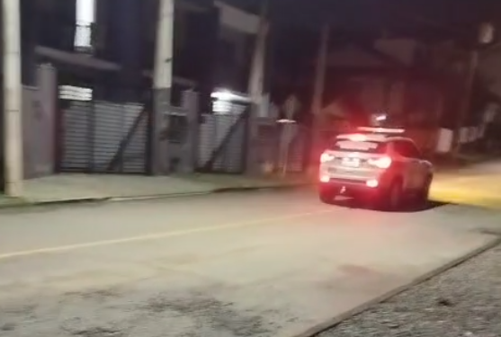 Casal de empresários é rendido por ladrões, faz Pix de R$ 74 mil e funcionário é preso por envolvimento em Guaramirim